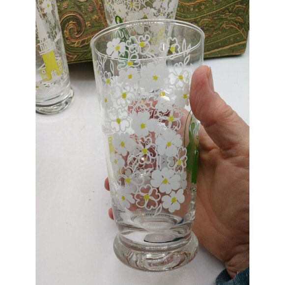 Set Of 4 Vintage Glass Tumblers With Floral & Village Scene Design Amish Style - Picture 3 of 6